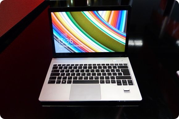 Fujitsu Lifebook S904 (4)